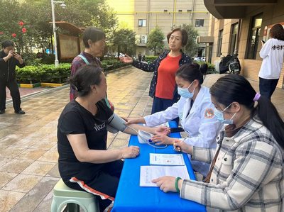 金水區(qū)未來(lái)路街道義診服務(wù) 暖心守護(hù)居民健康，健康咨詢(xún)送到家門(mén)口